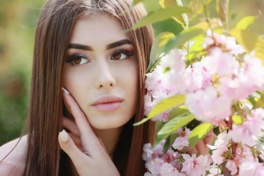 çiçek açan ağaç dalı olan güzel kadın portresi kapatın 