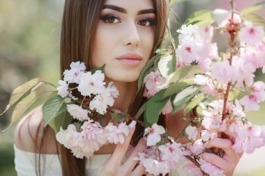 çiçek açan ağaç dalı olan güzel kadın portresi kapatın 