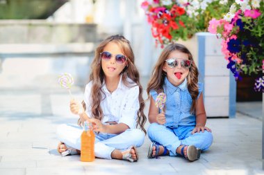 lolipop ile iki sevimli küçük kız 