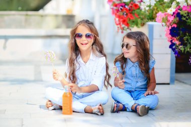 lolipop ile iki sevimli küçük kız 