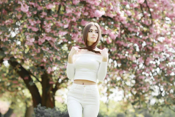 Junge Schöne Frau Posiert Gegen Blühende Bäume — Stockfoto