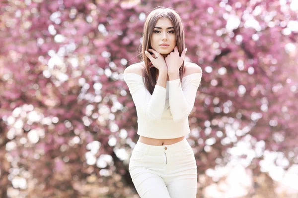 Vacker Ung Kvinna Poserar Mot Blommande Träd — Stockfoto