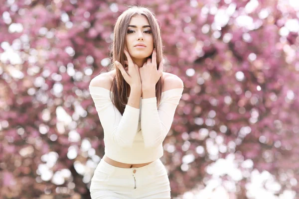 Belle Jeune Femme Posant Contre Les Arbres Fleurs — Photo