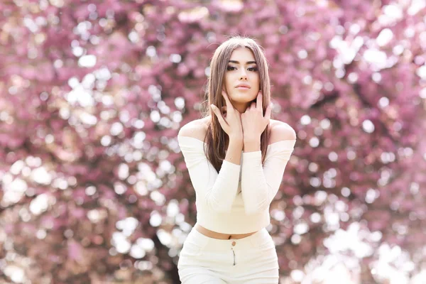 Beautiful Young Woman Posing Blooming Trees — Stock Photo, Image