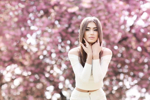 Belle Jeune Femme Posant Contre Les Arbres Fleurs — Photo