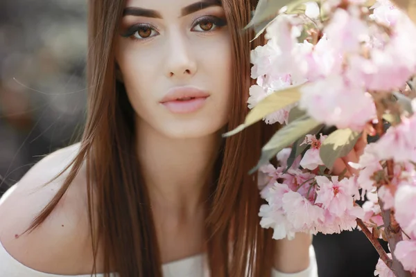 Primer Plano Retrato Joven Hermosa Mujer Con Rama Árbol Flor —  Fotos de Stock