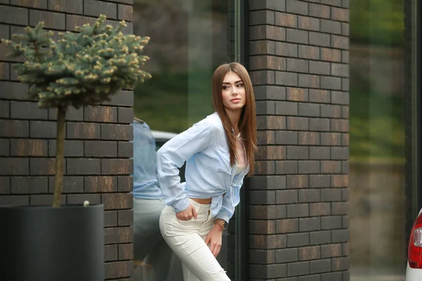 Bela Jovem Mulher Posando Livre Vestindo Camisa Azul Jeans Brancos — Fotografia de Stock