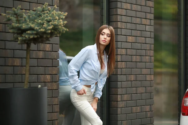 Красивая Молодая Женщина Позирует Открытом Воздухе Голубой Рубашке Белых Джинсах — стоковое фото