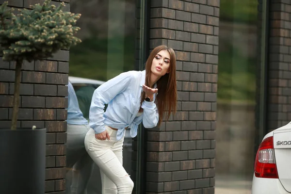 Bela Jovem Mulher Posando Livre Vestindo Camisa Azul Jeans Brancos — Fotografia de Stock