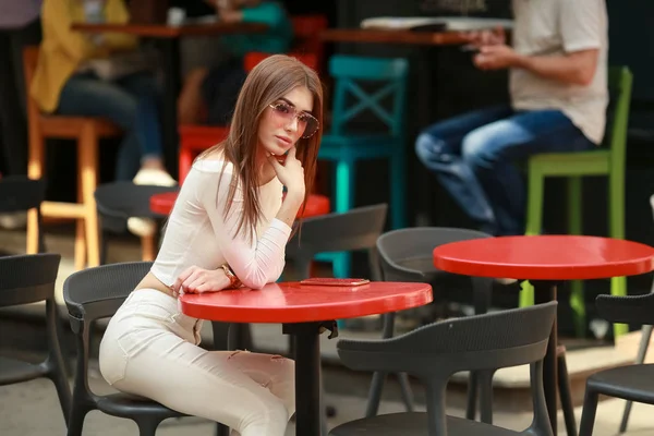 Schöne Junge Frau Posiert Freien Café — Stockfoto