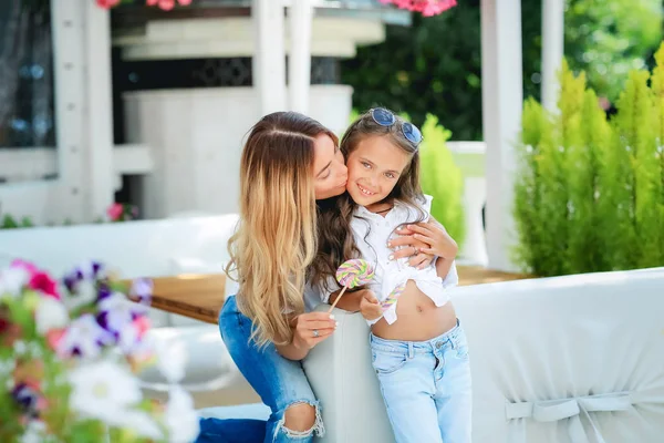 Madre Hija Posando Aire Libre Sosteniendo Piruletas — Foto de Stock