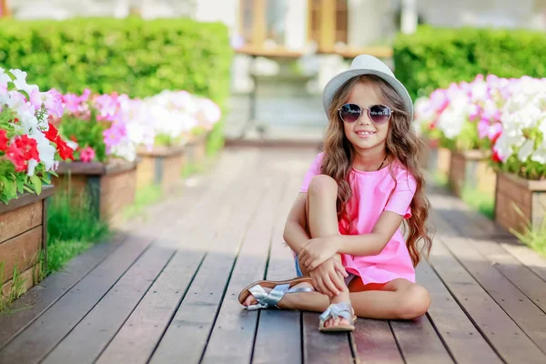 Mignonne Petite Fille Posant Extérieur Portant Des Vêtements Décontractés Chapeau — Photo