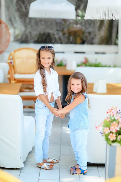 Две Очаровательные Маленькие Девочки Закрывают Портрет — стоковое фото