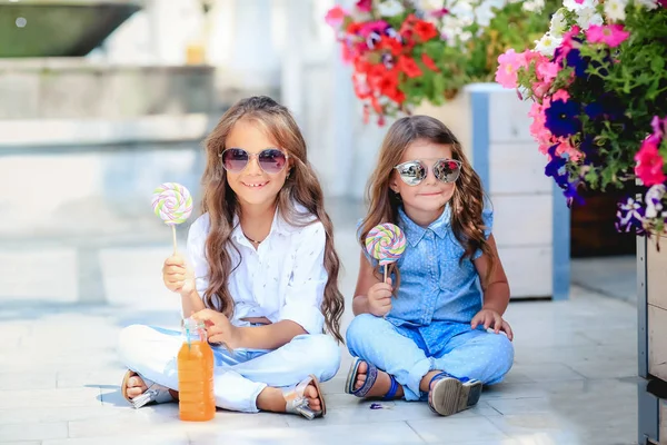Két Aranyos Kislány Nyalókák — Stock Fotó