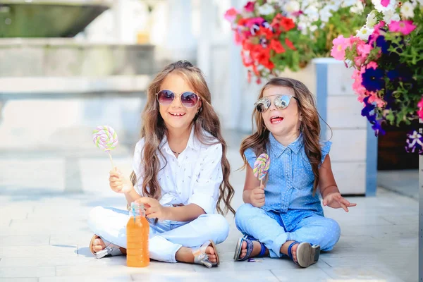 Két Aranyos Kislány Nyalókák — Stock Fotó