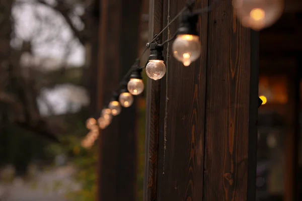 Primer plano de una guirnalda de calle luminosa de una lámpara de edison —  Fotos de Stock