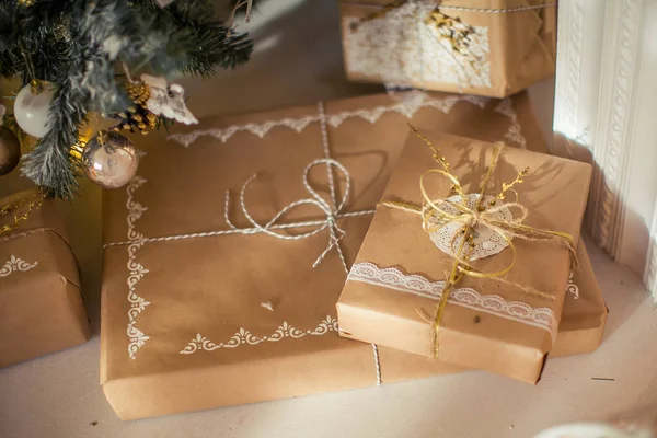 Décorations de Noël dorées avec de grands détails et une belle composition — Photo