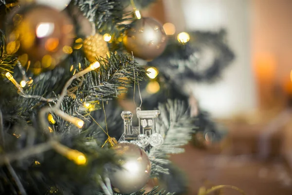 Decoraciones navideñas doradas con grandes detalles y una hermosa composición —  Fotos de Stock