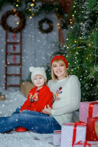 Dziecko rodzinne i rodzice uśmiechnięci na tle świątecznych dekoracji — Zdjęcie stockowe