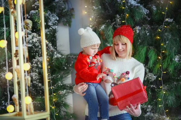 Zdjęcie rodzinne na Boże Narodzenie mama z córką małe dziecko w pobliżu czerwonych pudełek wakacyjnych — Zdjęcie stockowe