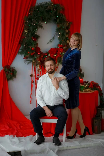 Photo de Noël en couleurs rouges hommes et femmes à la table — Photo