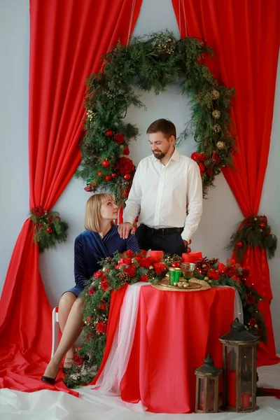 Foto di Natale in colori rossi uomini e donne a tavola — Foto Stock