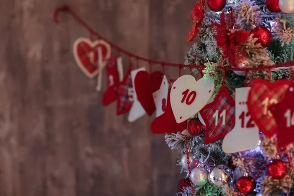 Décorations de Noël en rouge et blanc. Coeurs, boîtes et guirlandes — Photo