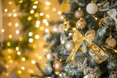 Altın Noel süsleri, büyük detaylar ve güzel bir kompozisyon.