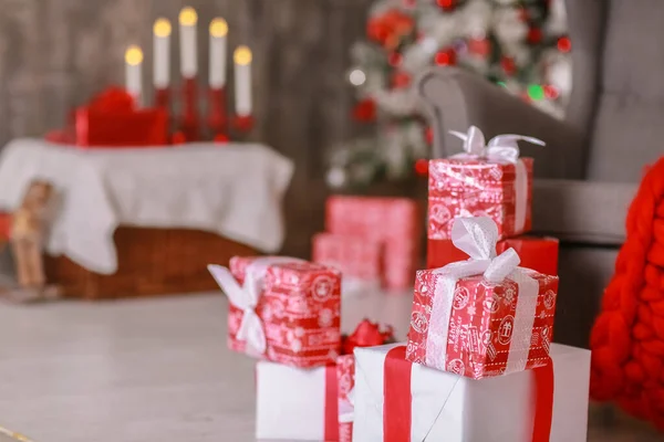 红白相间的圣诞装饰品。 心脏、盒子和花环 — 图库照片