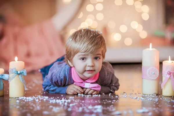 在新年前夕，宝宝与大粉红领结亲密接触 — 图库照片