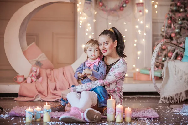 엄마와 아들의 가족 사진, 빛나는 화랑 과 크리스마스 장식을 배경으로 한 새해 이브 — 스톡 사진