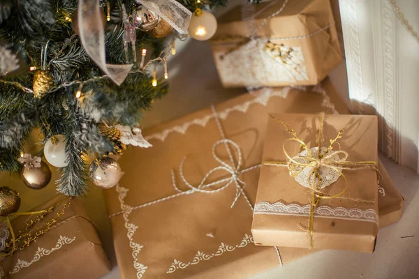 Gouden kerstversiering met grote details en een prachtige compositie — Stockfoto