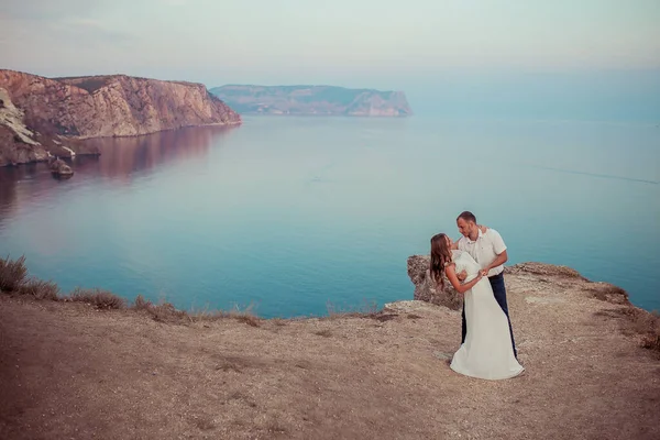 Pár zamilovaný na vrcholu hory na útesu — Stock fotografie