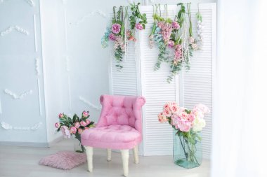 Pembe manzaralı, beyaz arka planda çiçekli güzel koltuk.