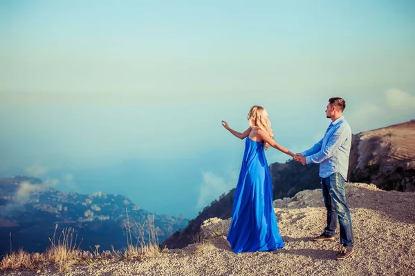 山の上に青い服を着たカップルと世界全体を一目で見る — ストック写真