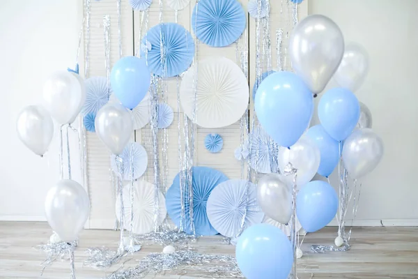 Le concept des décorations festives en bleu avec des ballons — Photo