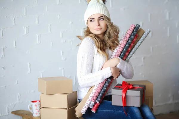 Egy 20-25 éves nő sok dobozt vásárolt, és éppen csomagolásra készül. — Stock Fotó