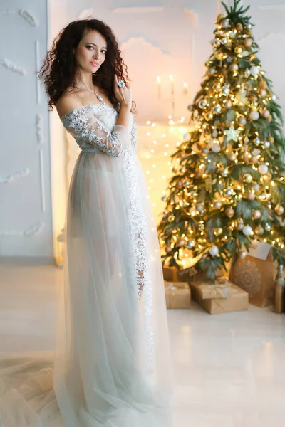 Kvinna firar nytt år i en vacker lång vit klänning — Stockfoto