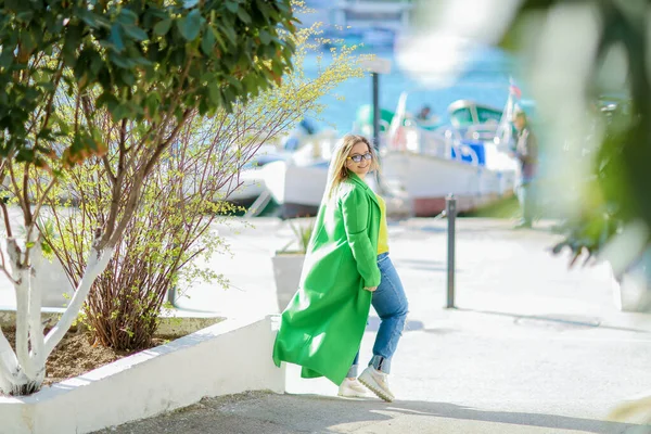 Touristin in der Hafenstadt im zeitigen Frühling an einem sonnigen Tag — Stockfoto