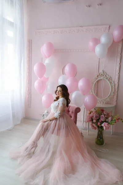 Свадебное фото красивой женщины в розовом платье в полный рост — стоковое фото