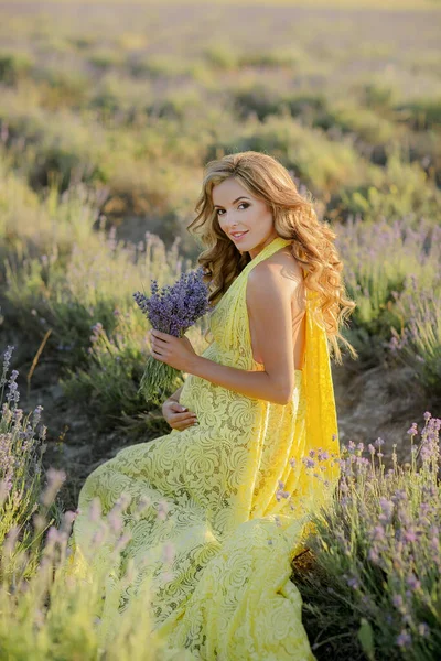 Mooi jong meisje buiten in een lavendelveld. Foto van een gelukkige mooie vrouw — Stockfoto