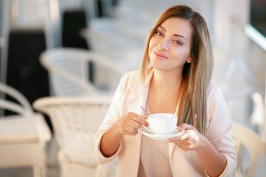 Başarılı ve çekici orta yaşlı kadın