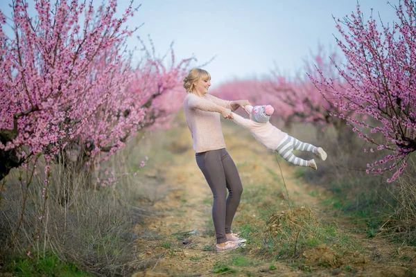 Photographie de nature d'une maman avec un bébé heureux et souriant . — Photo