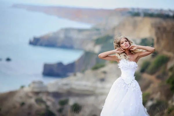 Stylish wedding photo of a young woman in the fresh air on the background of nature — Stock Photo, Image