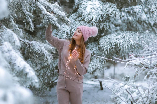 Mujer en invierno en una calle nevada en el bosque —  Fotos de Stock