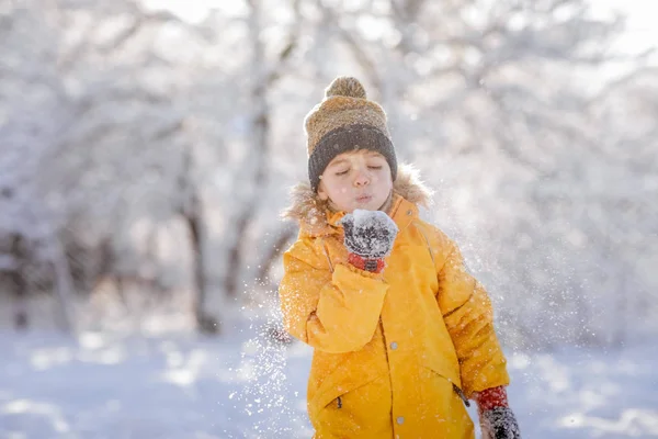 Niño en el bosque de invierno primer plano en el bosque jugando con la nieve — Foto de Stock