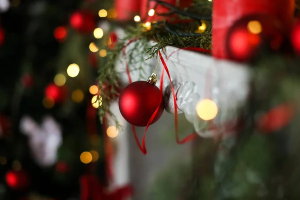 Primeros planos de decoraciones navideñas. Ramas de árboles y velas —  Fotos de Stock