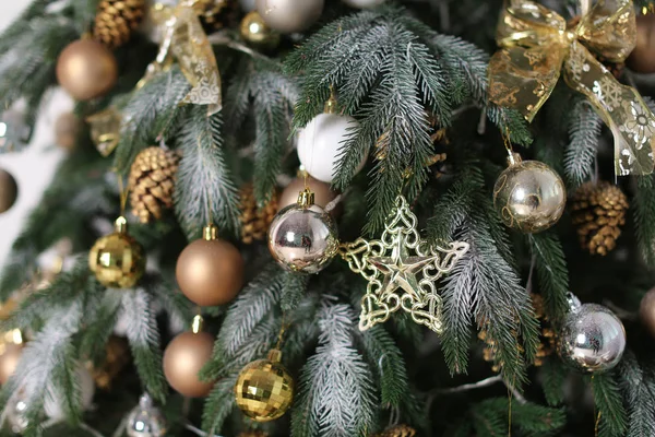 Decoraciones de Navidad cajas de regalo en papel de regalo cerca del árbol de Navidad —  Fotos de Stock
