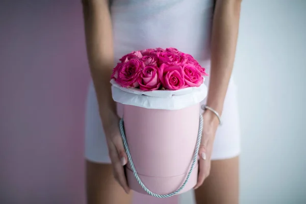 Kytice růží bez lidí, nebo jen s rukama modelky dárek k narozeninám nebo Valentýna — Stock fotografie