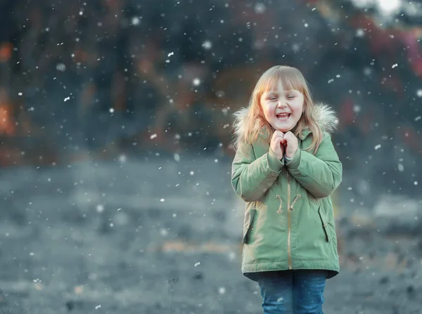 Una niña en otoño camina entre los árboles con hojas de color amarillo fabuloso — Foto de Stock